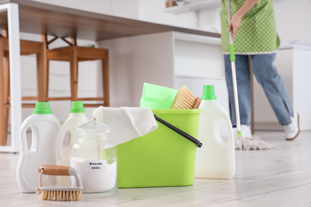 What are the benefits of using eco-friendly cleaning products